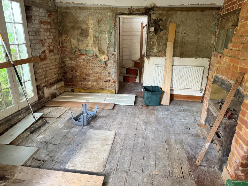 Lot: 78 - THREE-BEDROOM DETACHED HOUSE FOR TOTAL REFURBISHMENT - Dining room area